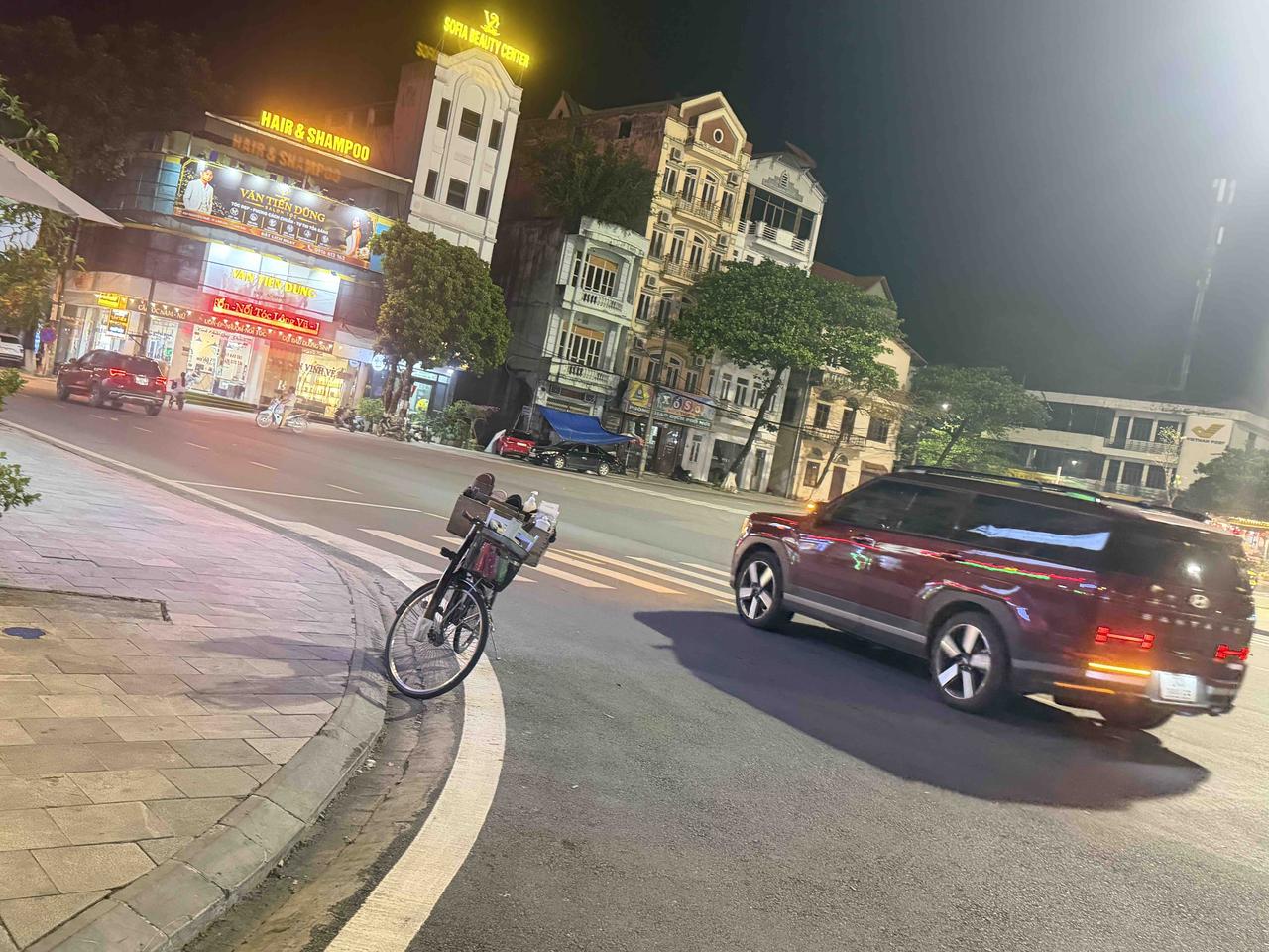 旅游见闻：越南老街省十字路口没有红绿灯

越南老街省省会火车站的马路还不错，比较