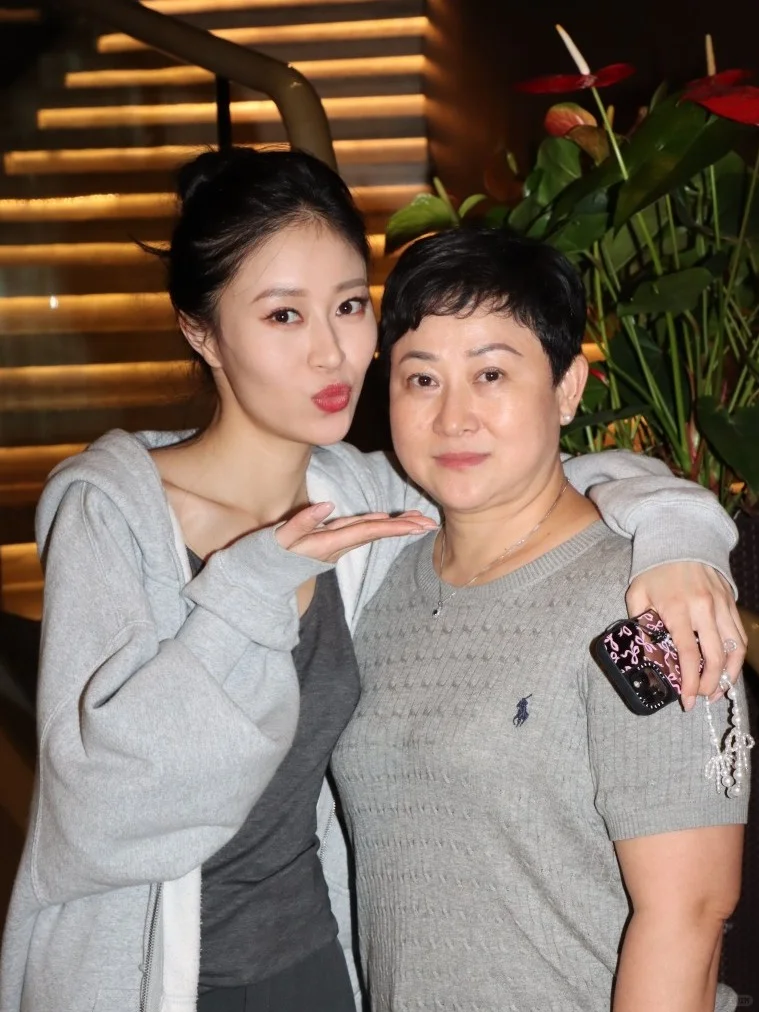 倪乐琳港姐夺冠回酒店，妈妈带月饼拥抱祝贺