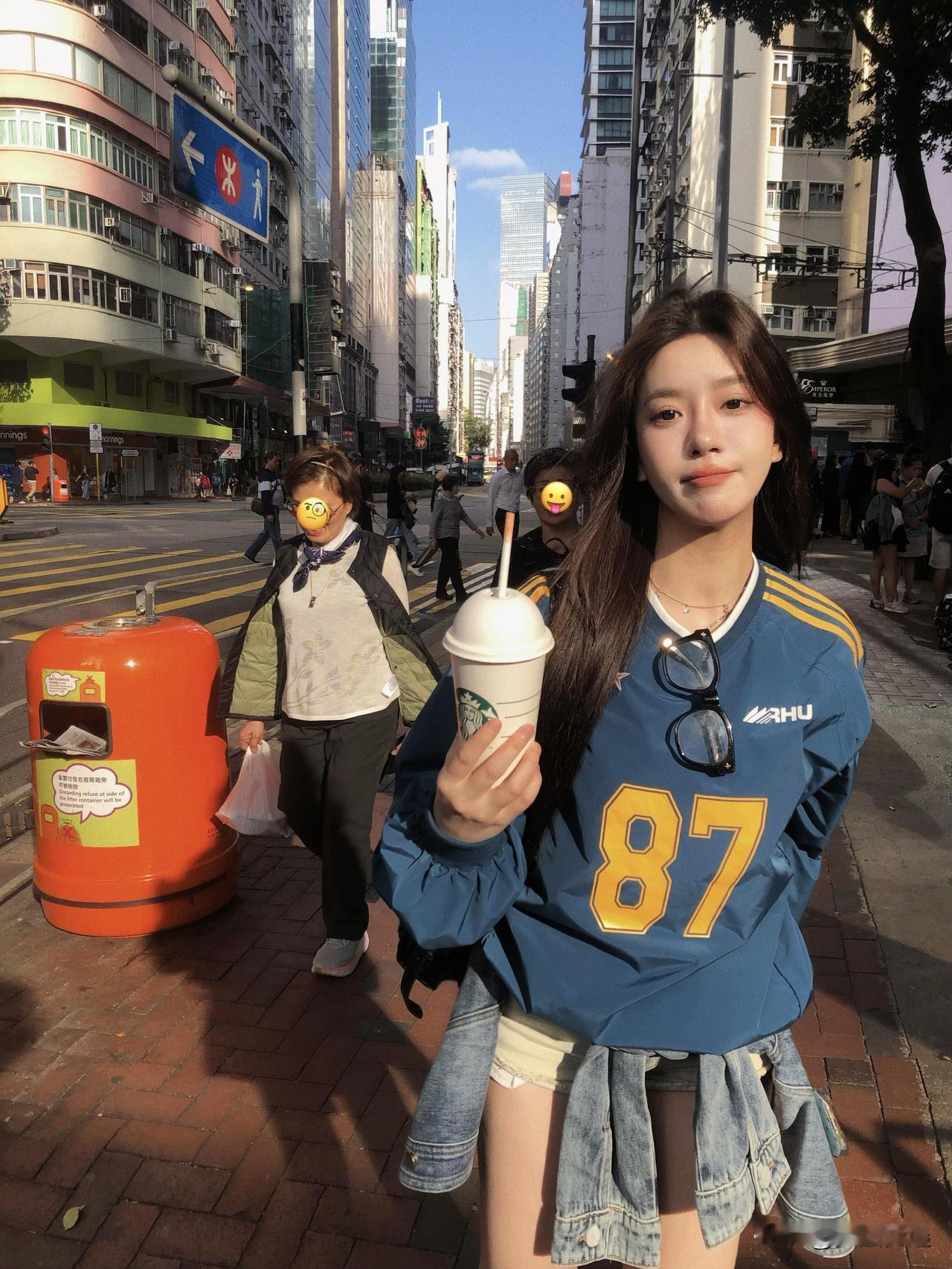 清纯甜美少女在阳光明媚的街头，一杯咖啡，一身运动装，元气满满的一天！🌞📸