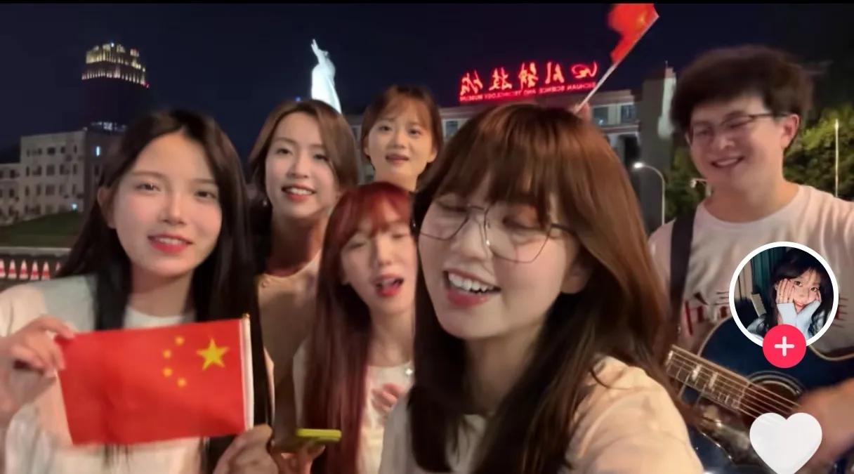 清澈的爱，只为了你而歌唱。