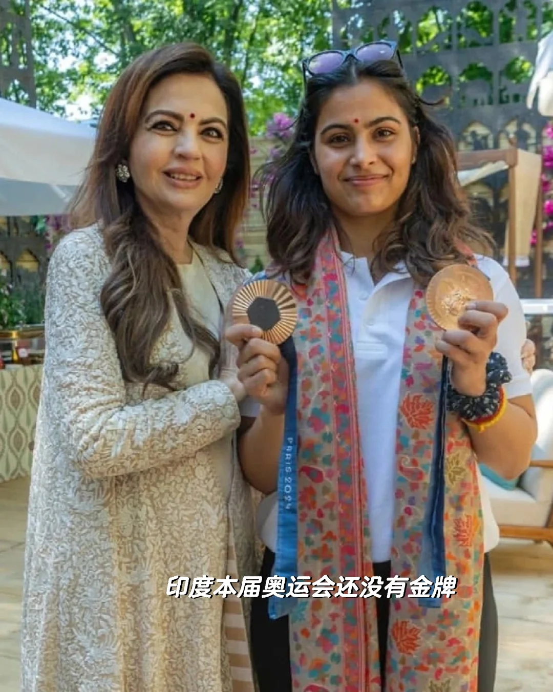 印度首都富夫人在巴黎，不敢露富啊