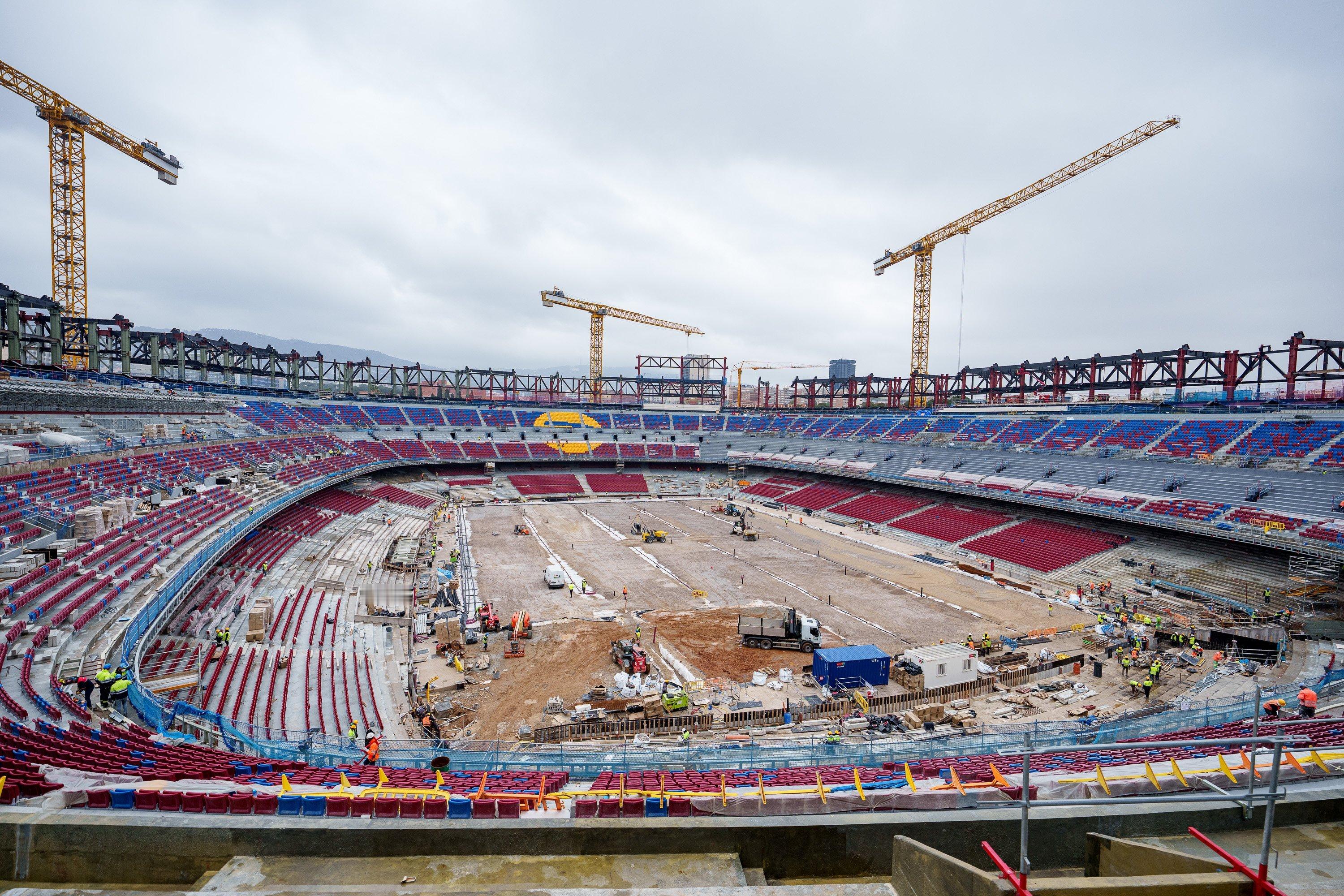 新诺坎普施工现场，🪑球场正在安装替补席的地基，以及铺设灌溉系统。巴萨欧冠联赛至