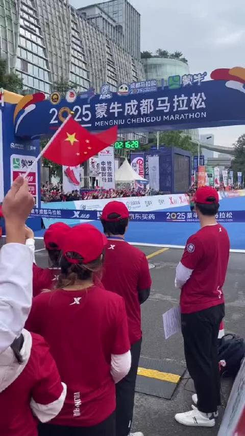 2026天津马拉松冠军产生 天津队选手解云策今天成为全马男子组冠军，成绩2小时1