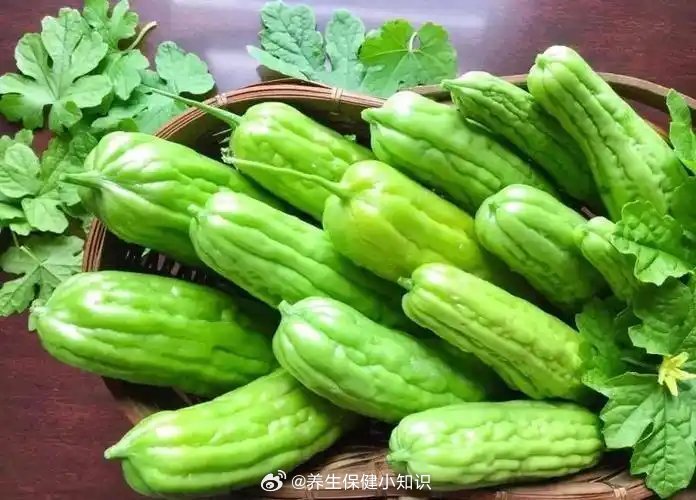 【贴士】 不少人夏天偏爱苦味食材降火，但出现异常苦味的食物切勿食用。杭州一对老夫