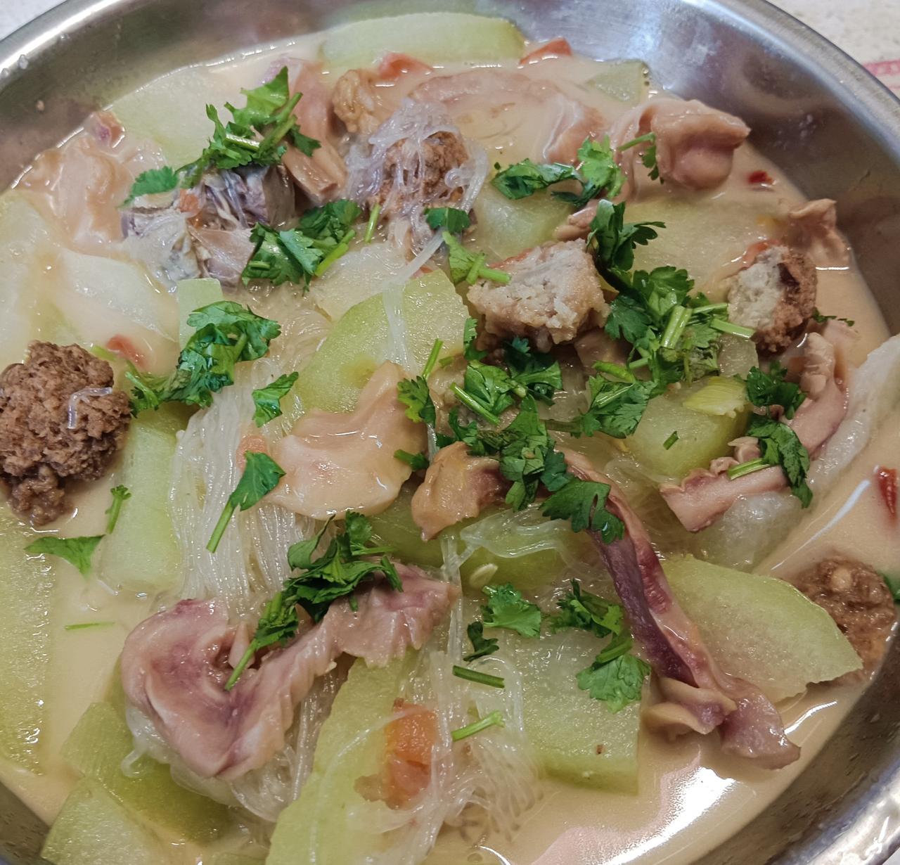 昨晚儿子来电话，劝说他爸为了晚年不受罪，现在要学着做饭。别说，儿子说话比我管用，