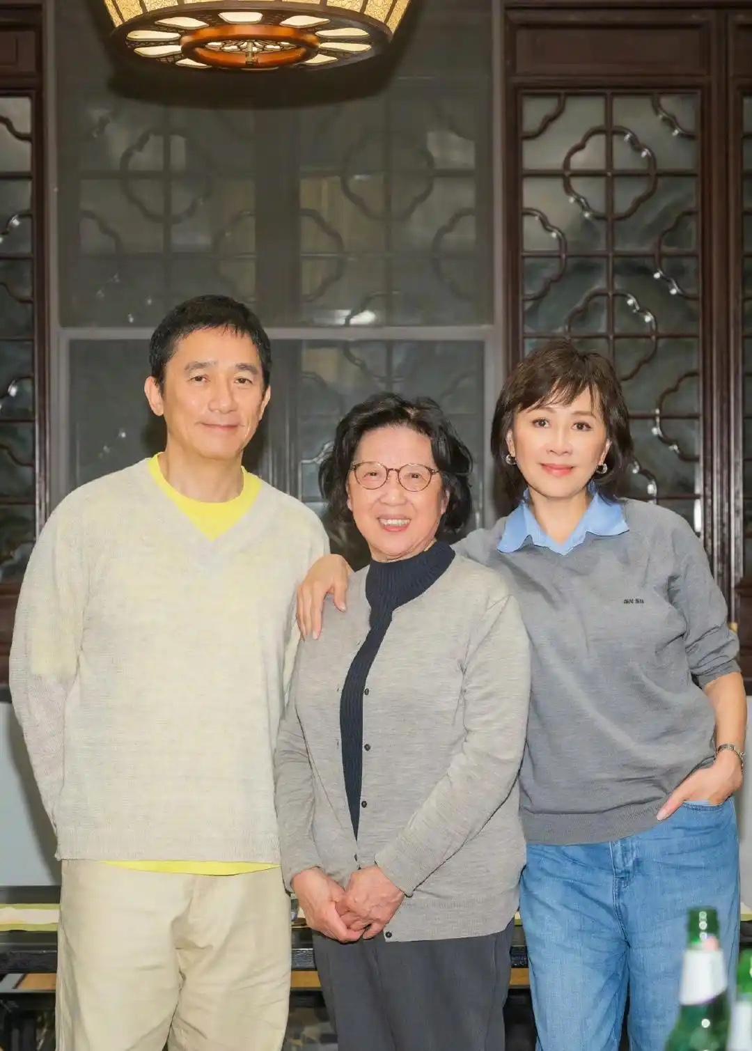 刘嘉玲梁朝伟现身苏州，老夫老妻的他们穿搭尽显情侣范，好恩爱呀