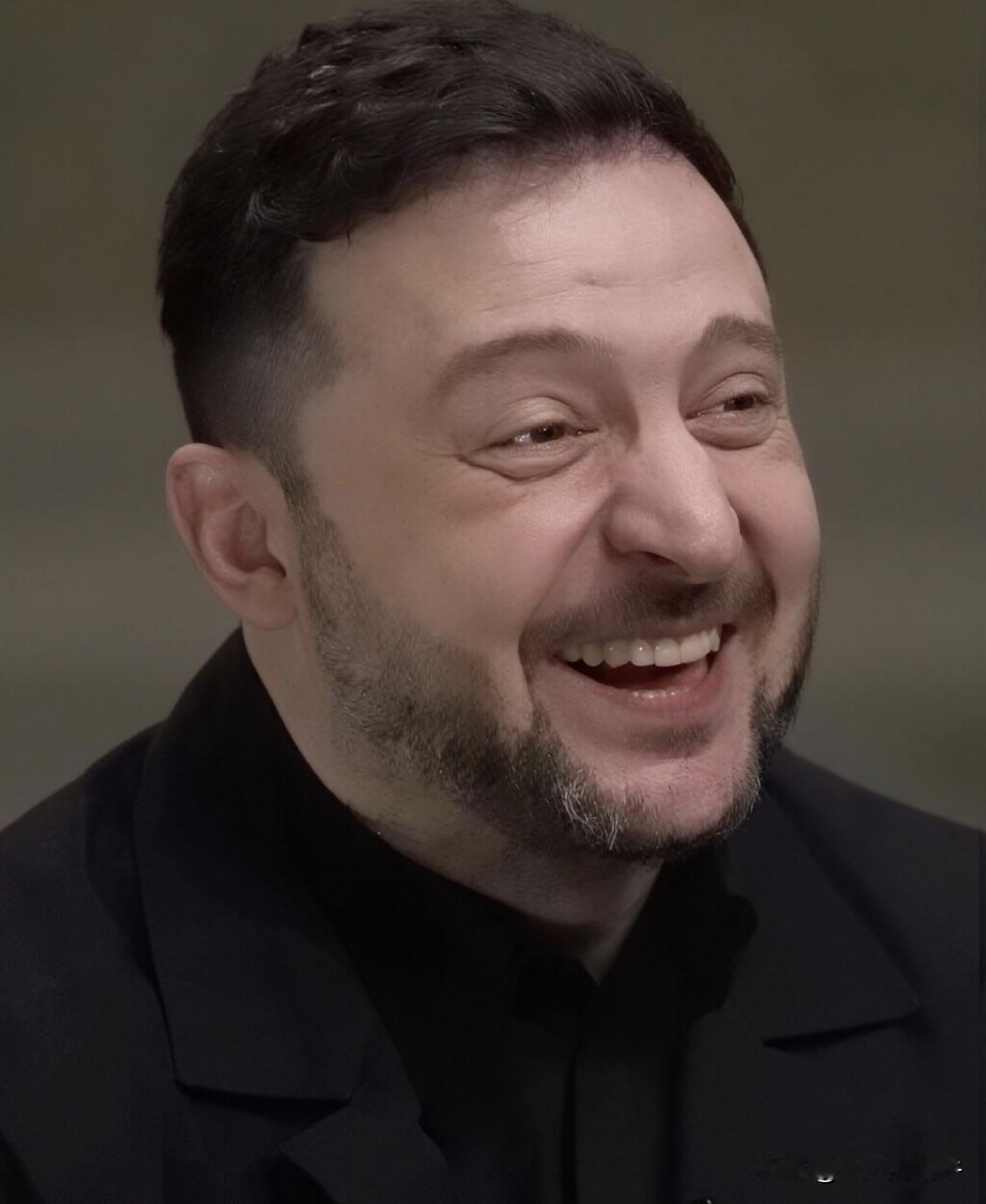 美媒记者问：战后你打算做什么？

泽连斯基哈哈大笑：休息，我想休息！

网友认为