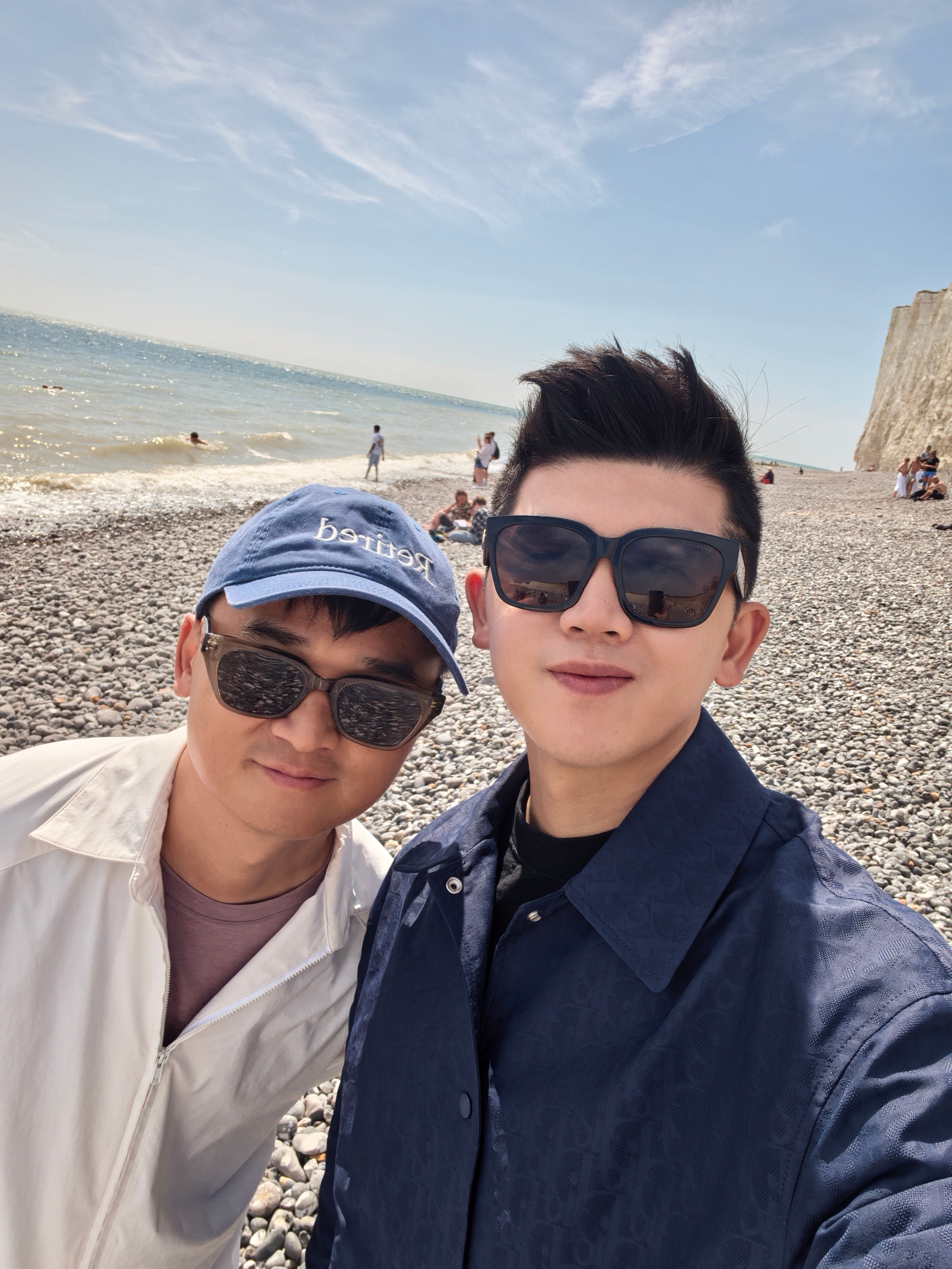 一个是潮流帅哥，一个是当地导游解说，你更喜欢哪一个 ​​​