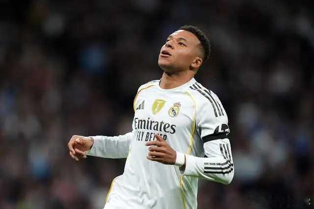 12月8日凌晨西甲第15轮一场焦点战在伯纳乌球场打响，结束连续6个客场之旅的皇马