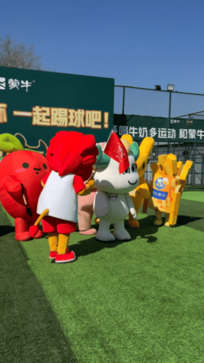 北京这场是足球赛还是整活大会脆升升掉鞋麻辣王子假摔，团团飞踢猪富贵转圈，最后全员