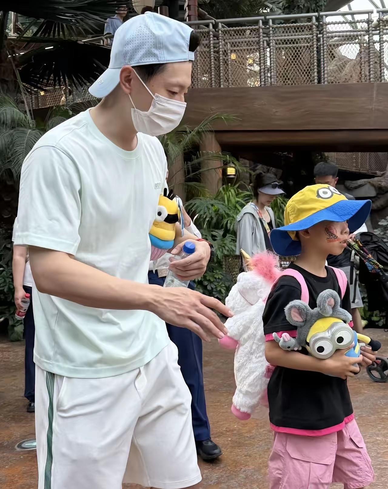 马龙一家在环球影城！俩儿子参加斯巴达比赛，，马龙全心全意照顾老婆儿子，不仅帮拿东