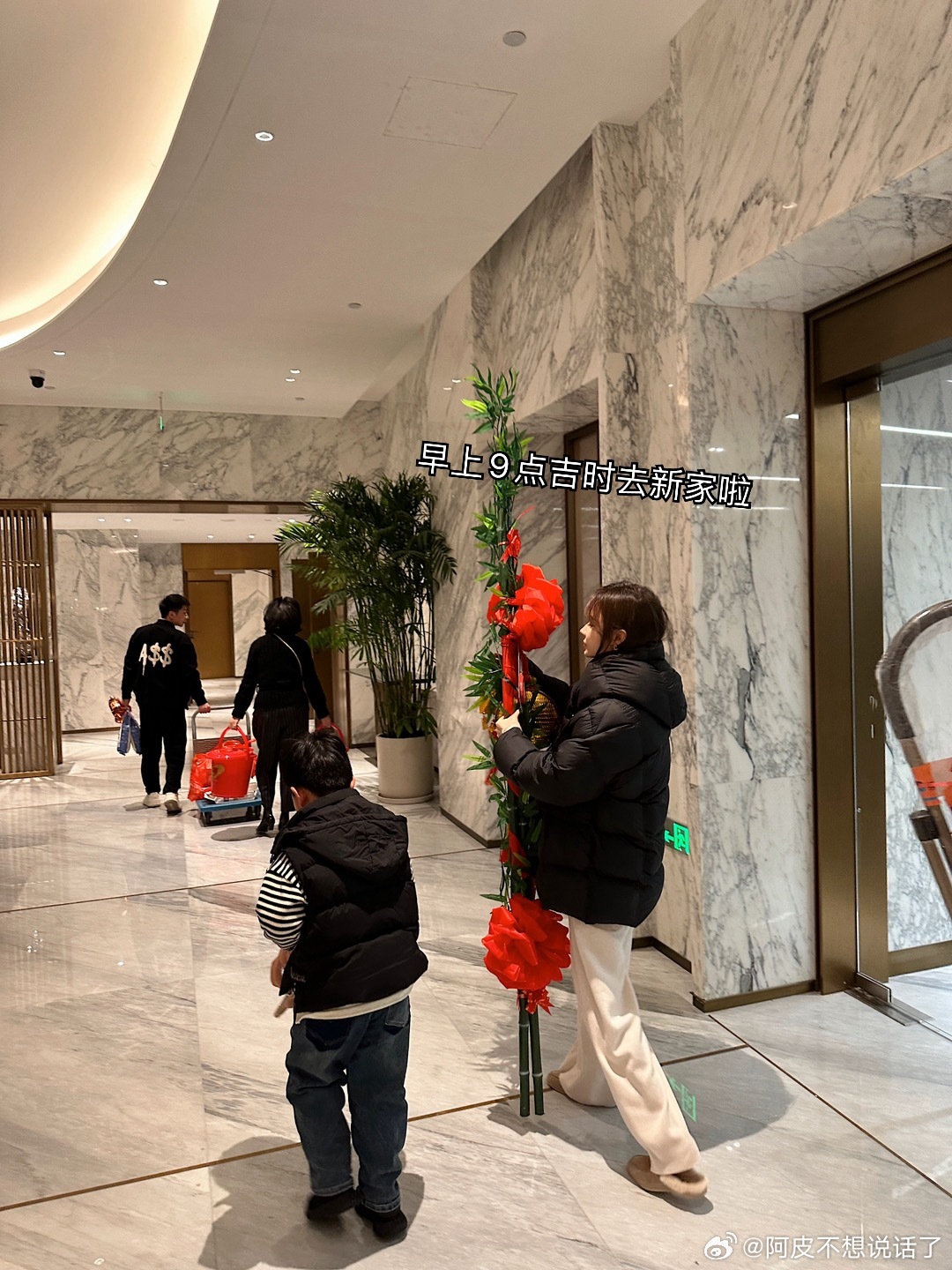 一大早起来搬家啦！！现在还在收拾～今晚住新家小豆很开心很满意 说打五星好评[偷笑