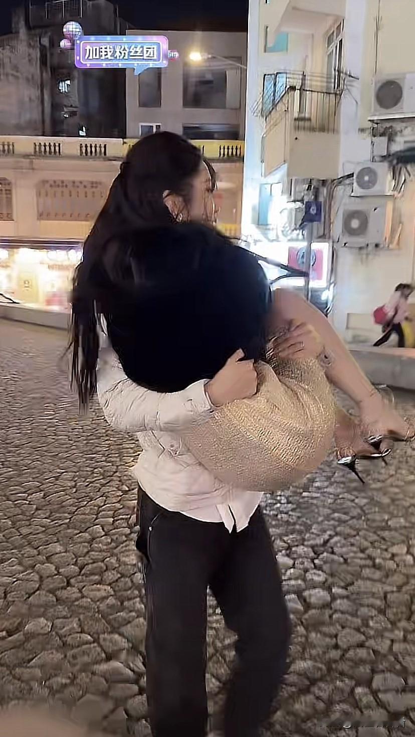 盈公主快四十岁了，这工作量是大呀，晚上九点半还在外面直播，跟纳迪尔逛街。

盈公