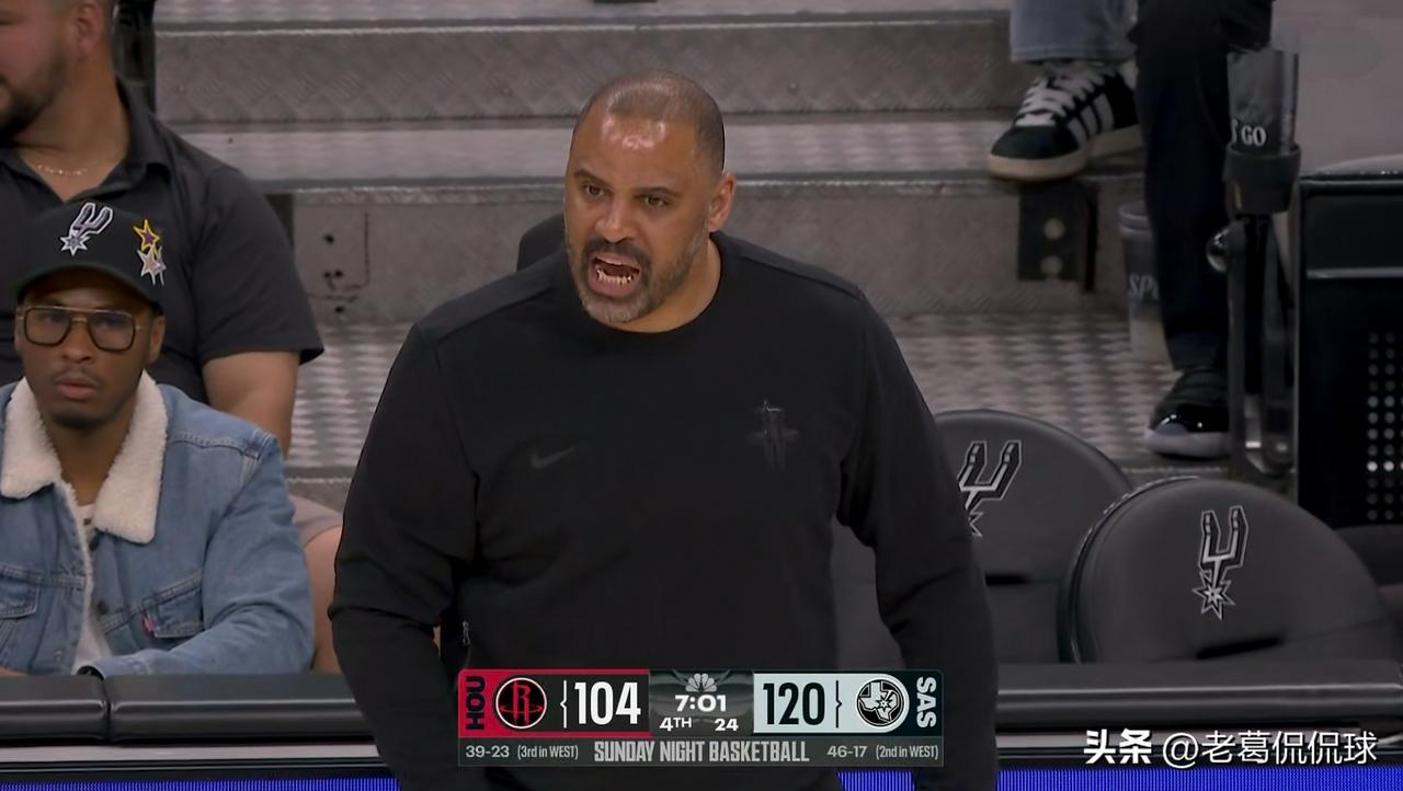 火箭主帅乌度卡对于球队的糟糕防守真是怒不可遏！在今天火箭客场以120：145惨败