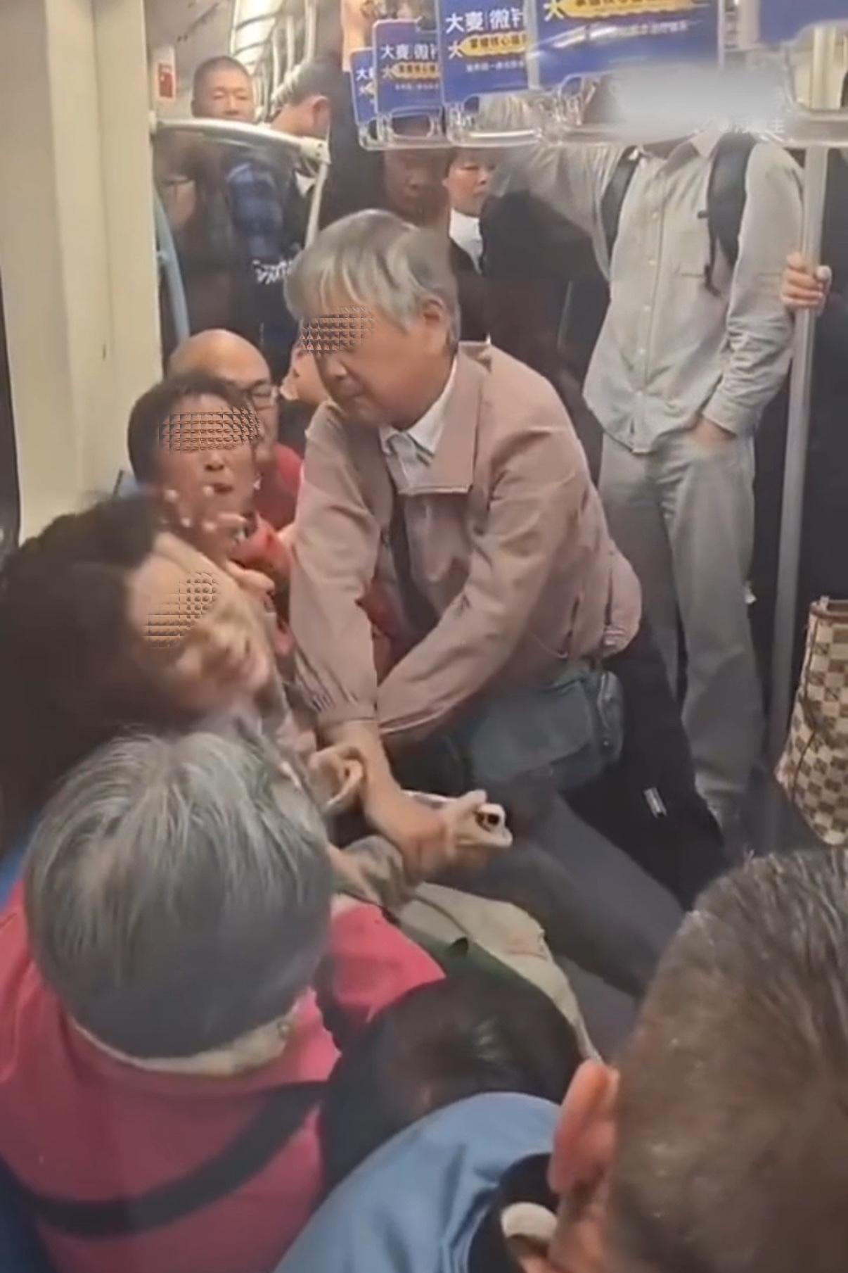 【老人地铁撕扯女孩涉嫌违法】上海地铁俩老人逼女孩让座，辱骂吐口水还撕扯头发！网友