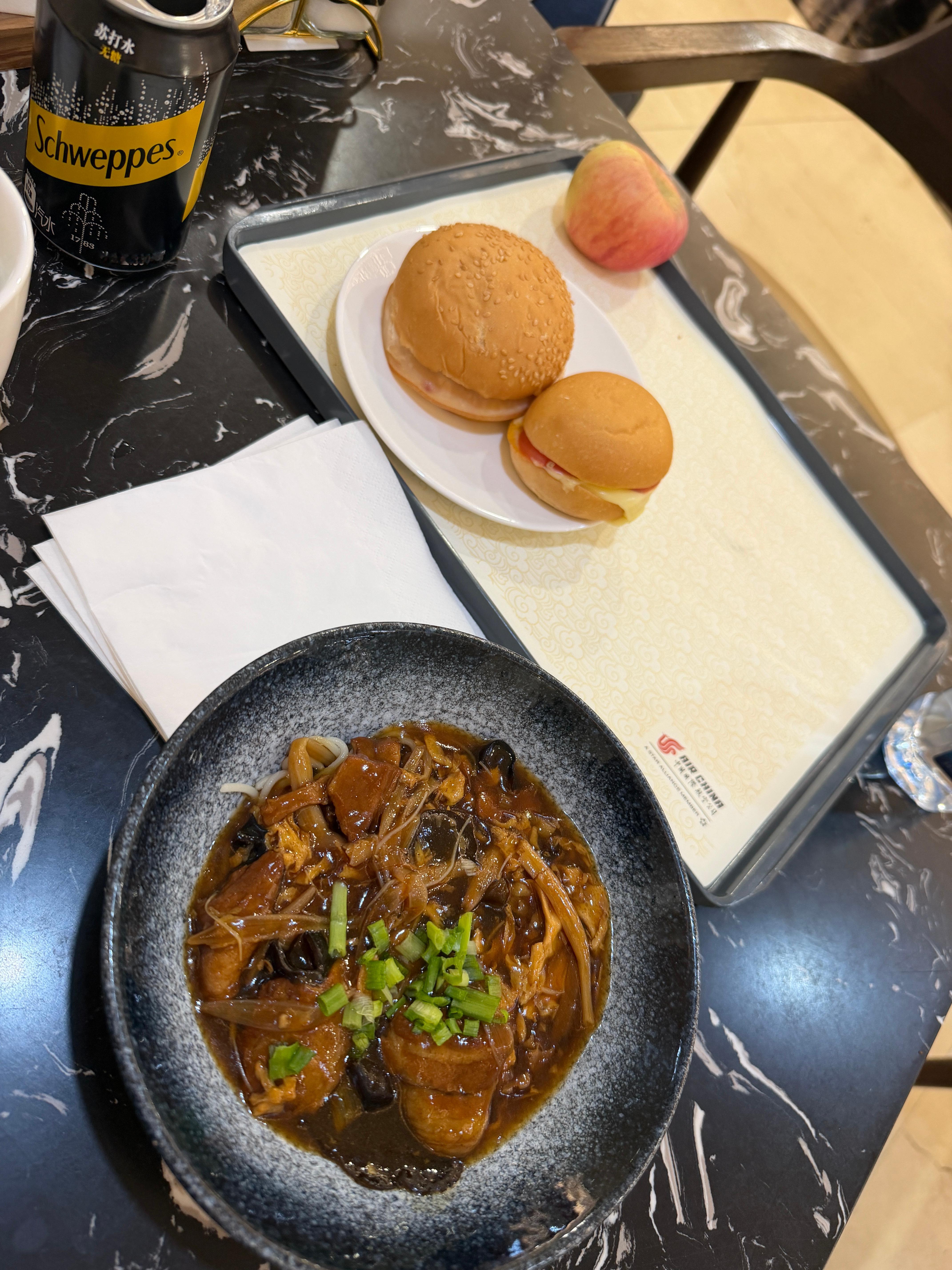 今天的下午茶来自国航休息室的打卤面和小汉堡🍔可以让工作人员给你加牛肉在打卤面，