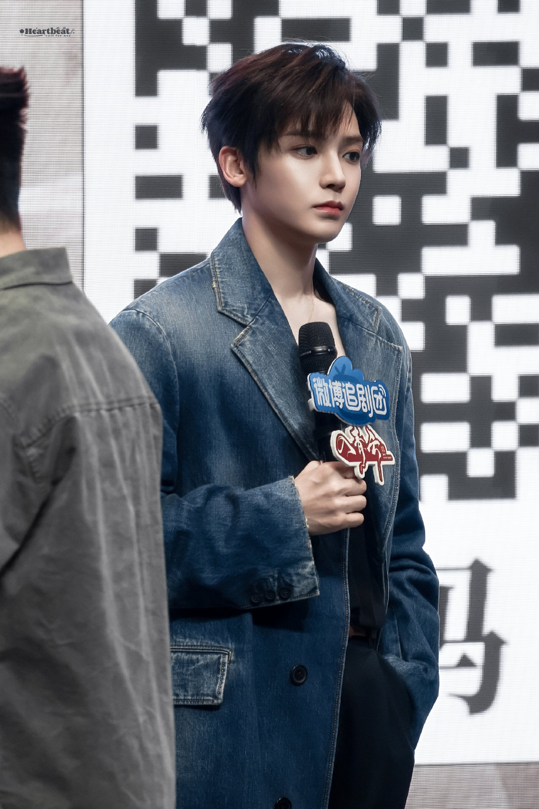 侯明昊要不还是盖个衣服吧 宽松裤子一坐下满是褶皱，主持人递衣服超贴心，结果他执着