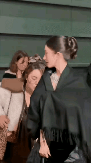 杨幂和姚安娜短短的几秒钟同框告诉我们娱乐圈一个残酷而真实的规则，在绝对的金钱面前