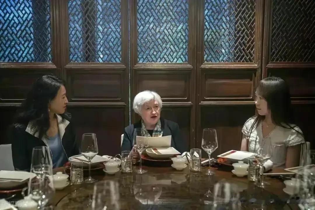 对中国的未来，耶伦把希望寄托在这8个女性经济学家身上。其中一个是美国驻中国大使的
