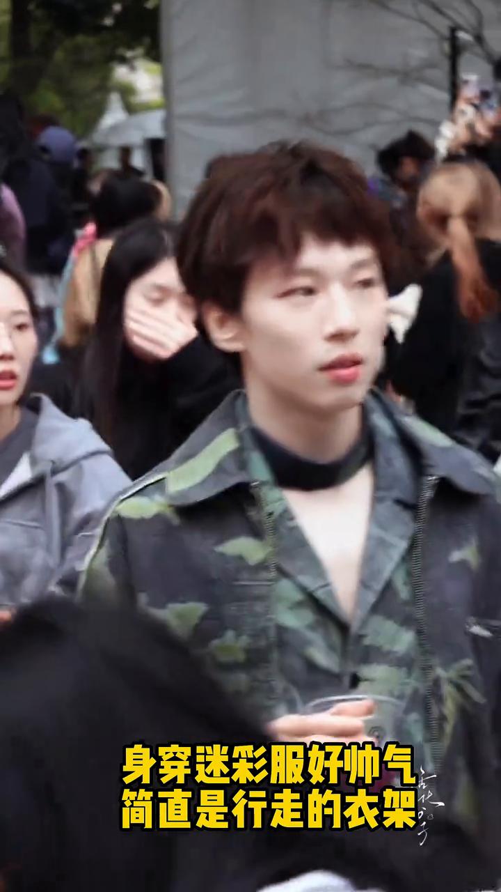林高远出席上海时尚周，国乒时尚潮男被粉丝围堵拍照，人气火爆。身穿迷彩服好帅气，简