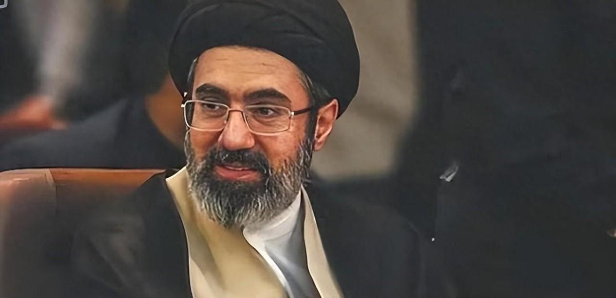 前领袖遭遇死神天降，刚被扶正的穆杰塔巴竟原地“人间蒸发”。没有现场画面，没有讲话