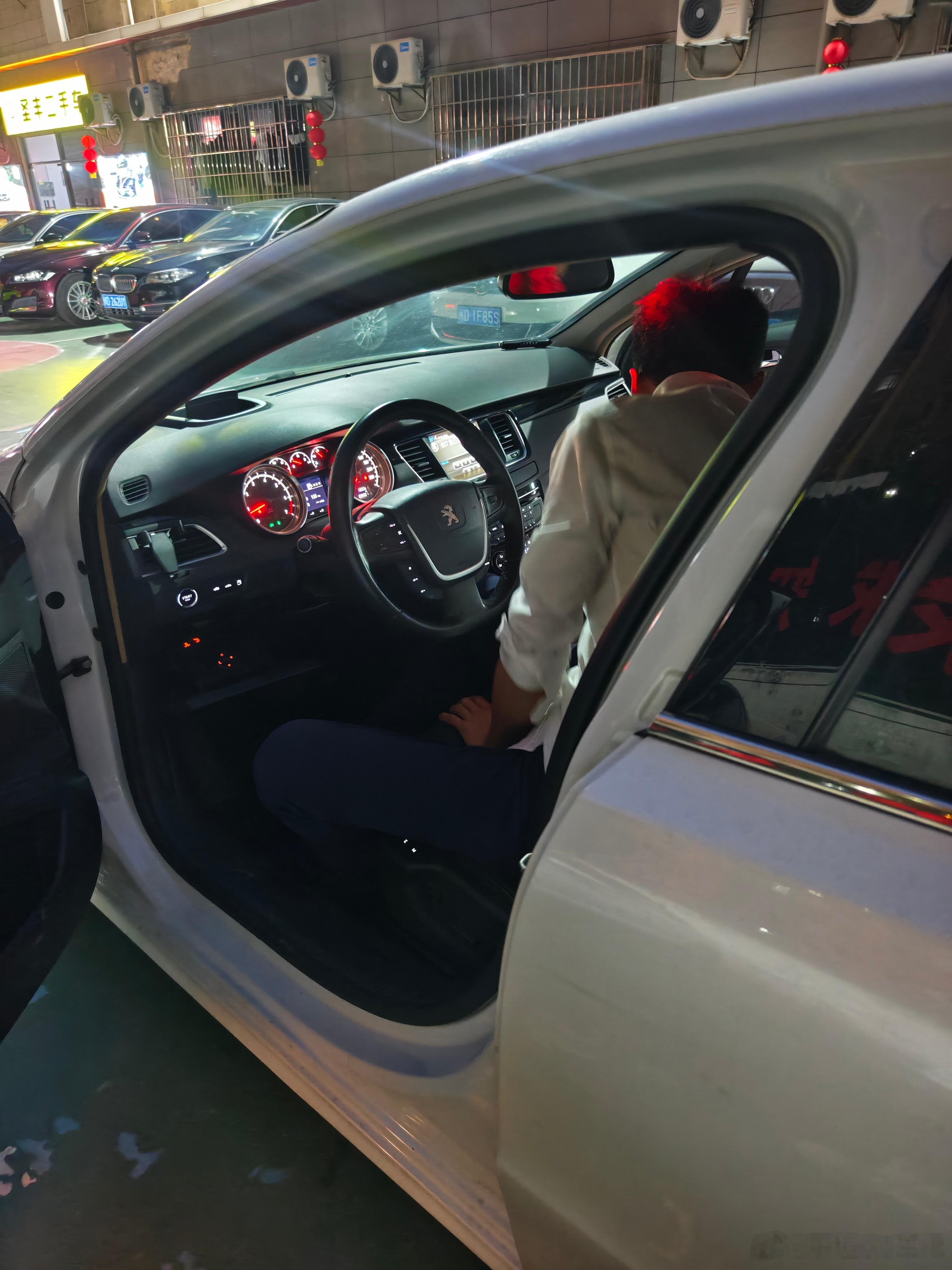 晚上突然两个客户同时来看寄售的这台标致508结果一个都没搞定