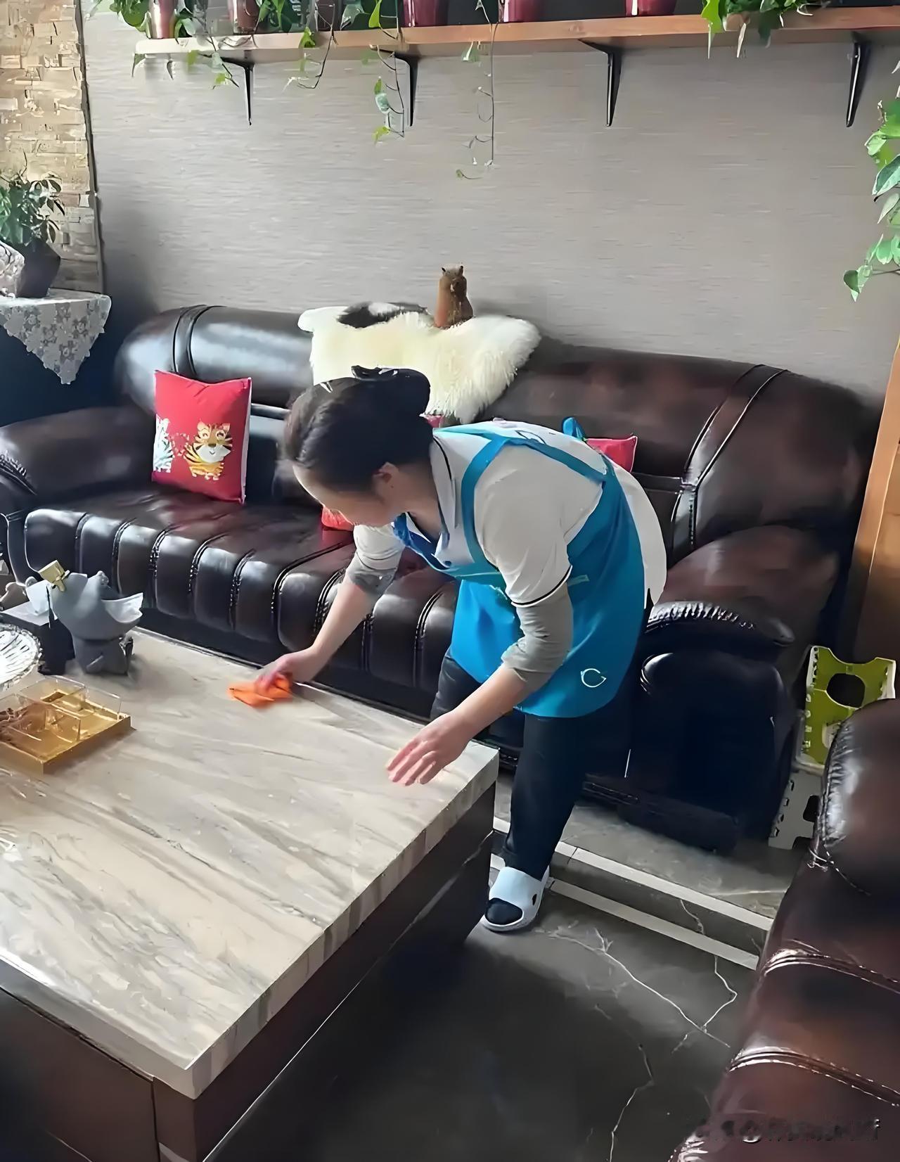 之前家里找过按天结算的保姆，约定是做满26天拿全额月薪，中间请假就直接扣对应天数