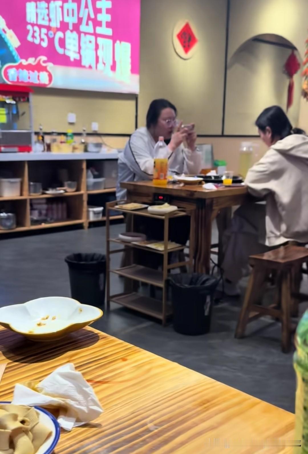 狗舔盘，这次轮到河南的虾爆爆·耙耙凤爪虾了！这次狗没有上桌，因为是巨型犬，但狗是