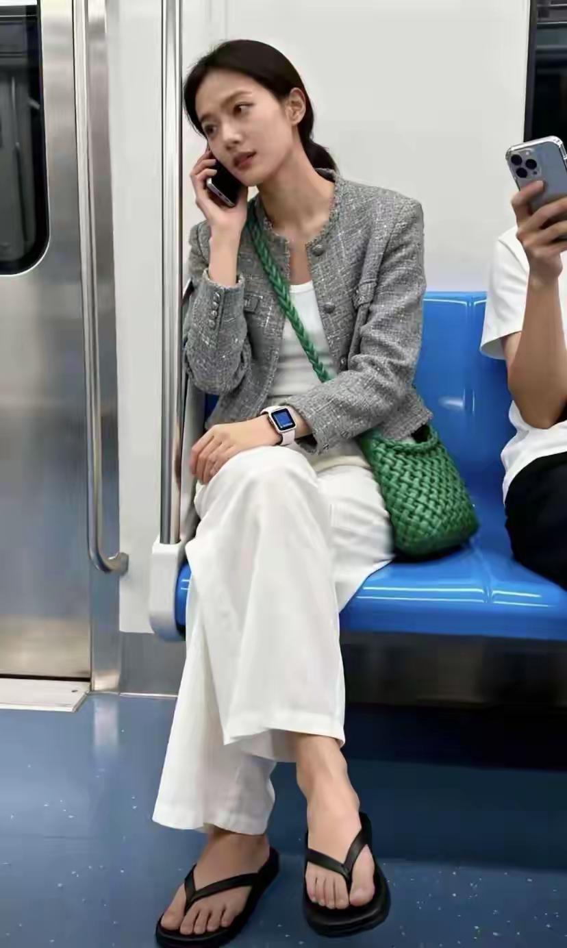 花20万娶到这般漂亮有气质的美女，此生也值了！
相信这女子的长相贴近85%的男人