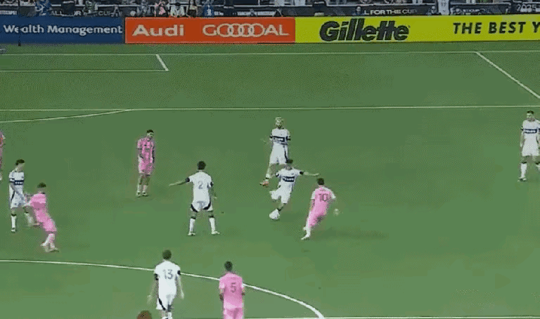 梅西抢断球，一般都不是来硬的，那样既容易受伤，也容易被判犯规。梅西抢断一般都来巧