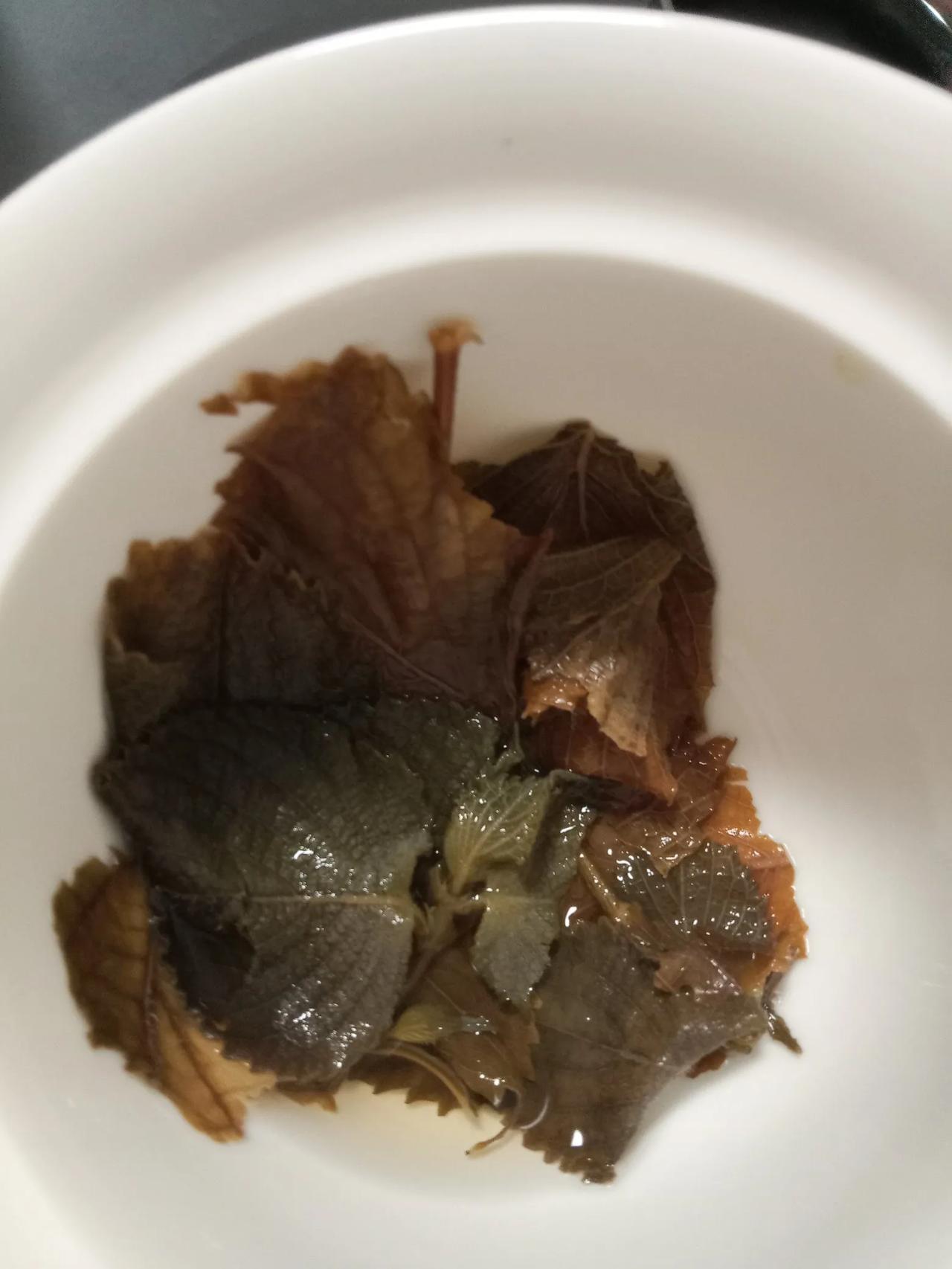 夏天喝什么呢？
喝点紫苏茶吧
带着淡淡清香
喝了
特别解渴
这是地里的紫苏
去年