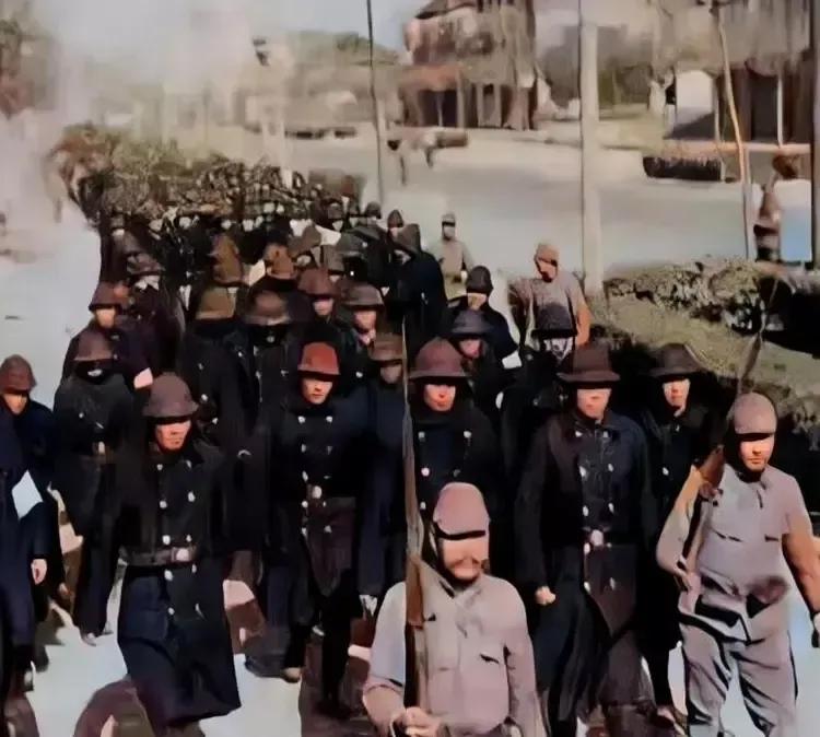 1937年12月，南京沦陷，2000名南京警察被十几名日军押赴刑场处决。

当时