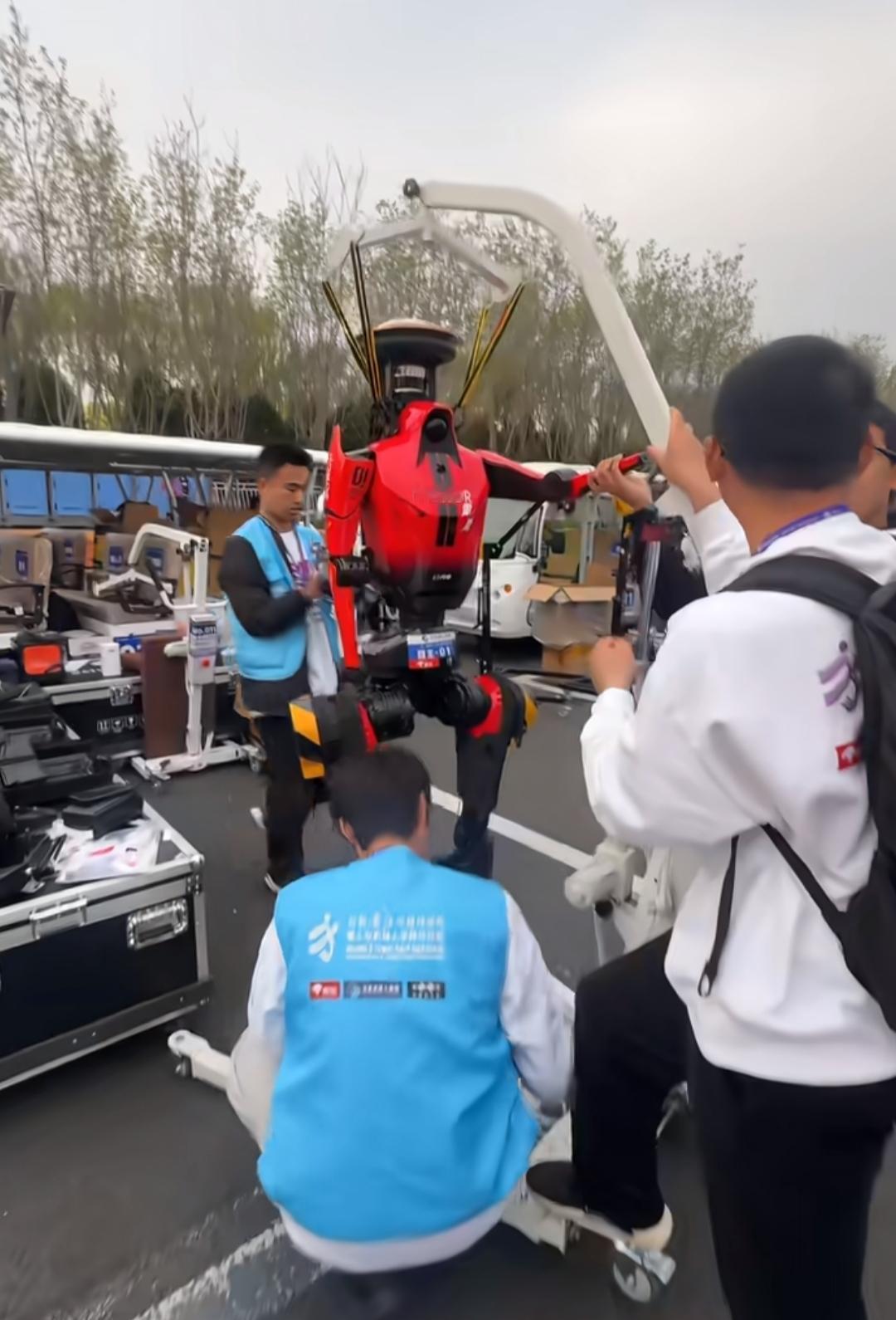 看北京这次人形机器人半程马拉松比赛，有外国媒体提到了科技转为军事应用的话题，确实