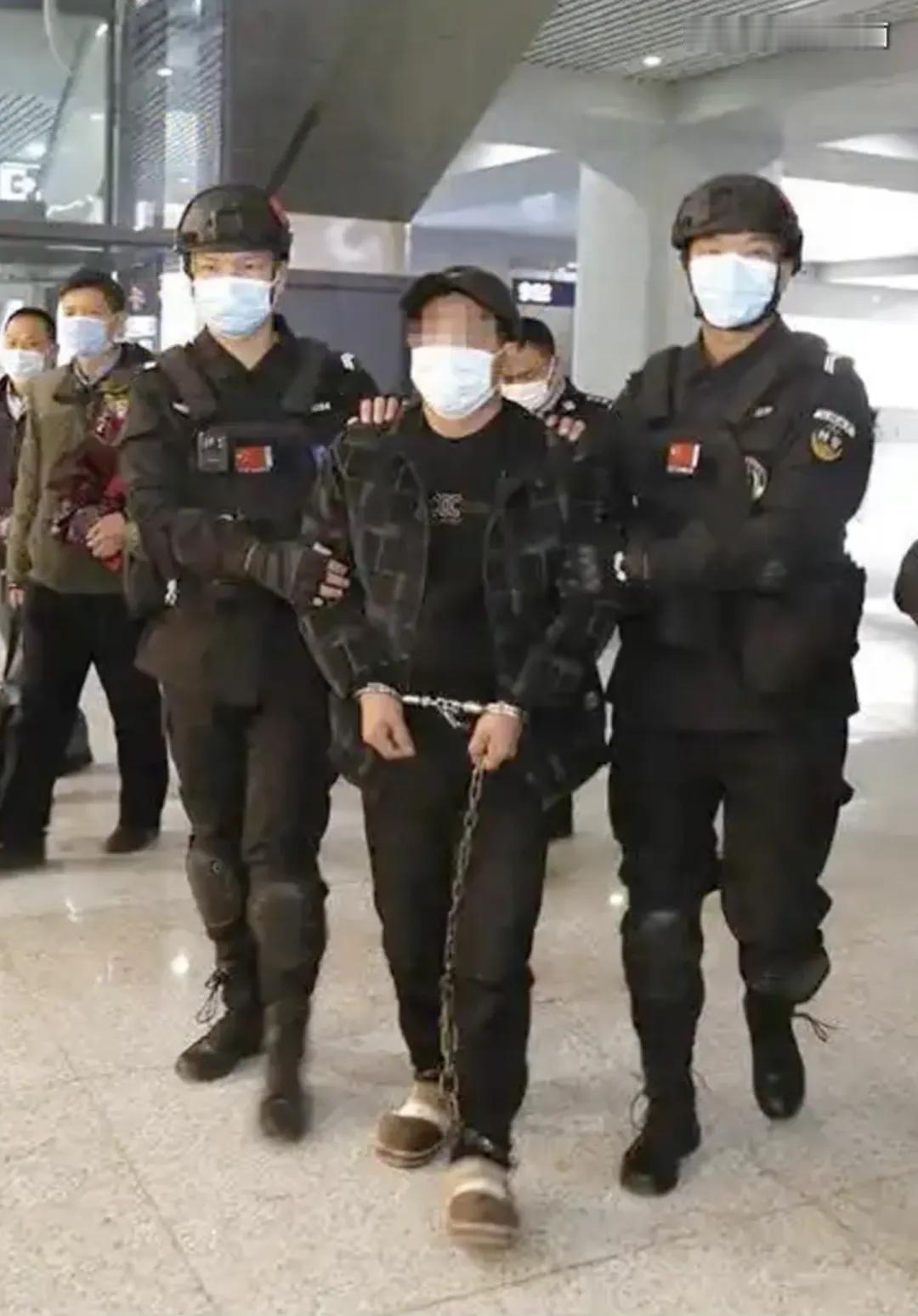 云南，一男子因为贪图亲嫂子的美貌，竟然趁嫂子午睡的时候进入房间侵犯了她。在跟嫂子