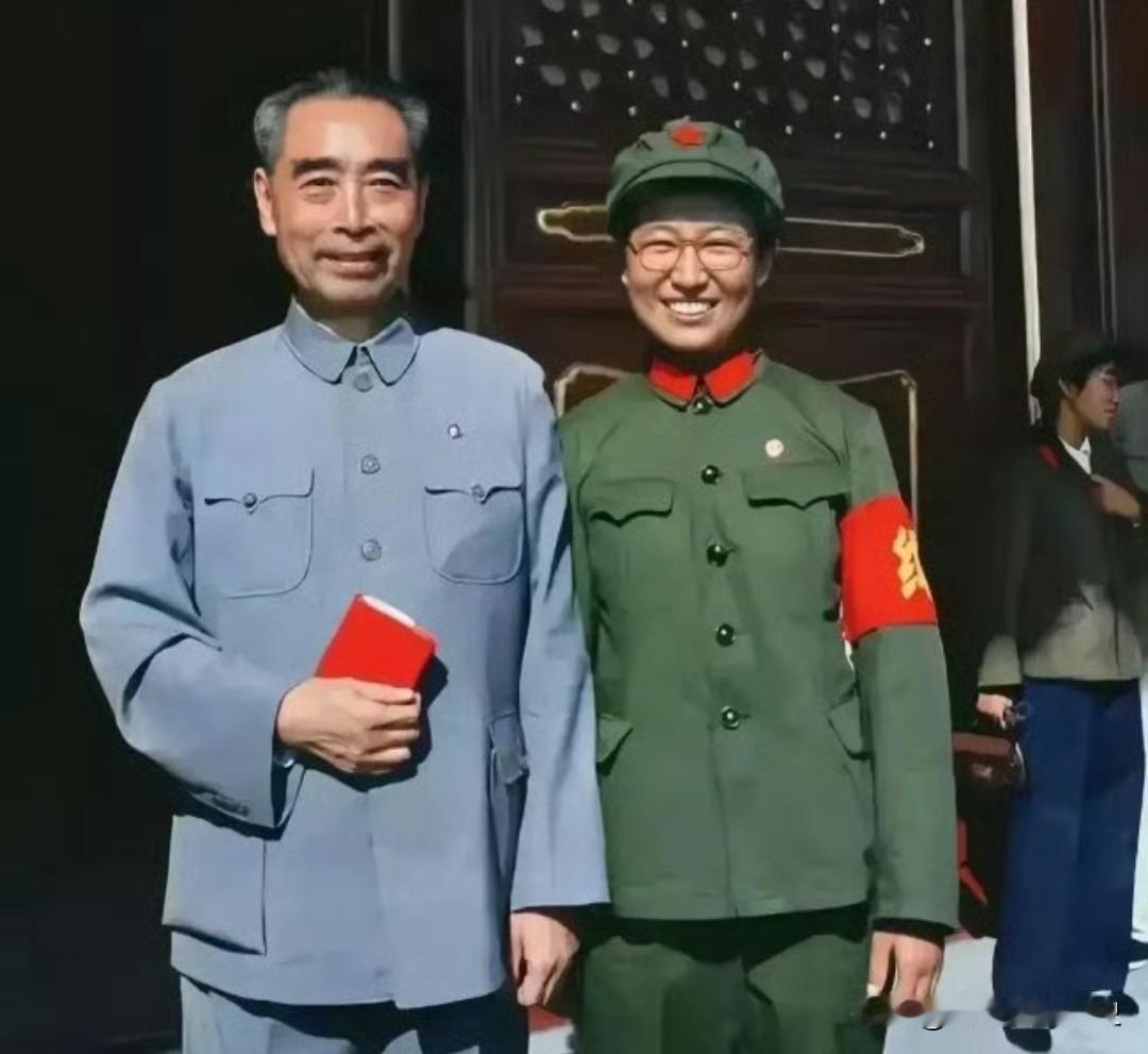 1966年国庆节，周恩来总理与李讷在天安门城楼上留下珍贵合影。
总理笑容温和慈祥