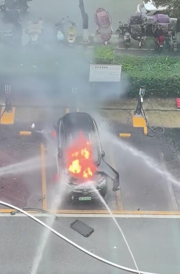 这是三昧真火么？ 用水灭不了的！