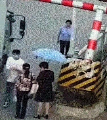 大妈这一趟，真像在生死线上来回试探，隔着屏幕都替她捏汗。
一路几次险情不是天降横