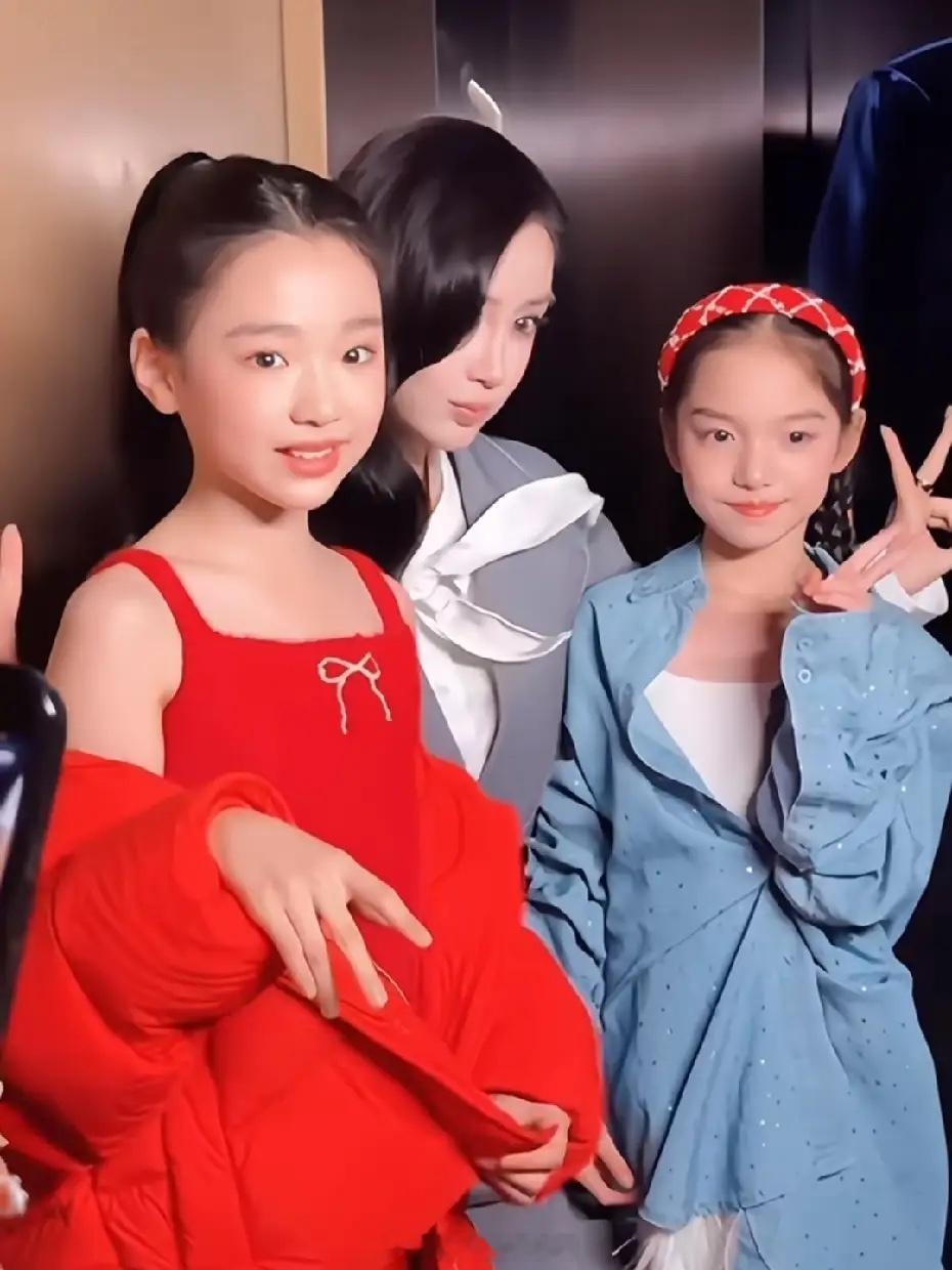 小酒窝找Angelababy合影，baby的眼神好温柔啊！今天小酒窝和妈妈，是作