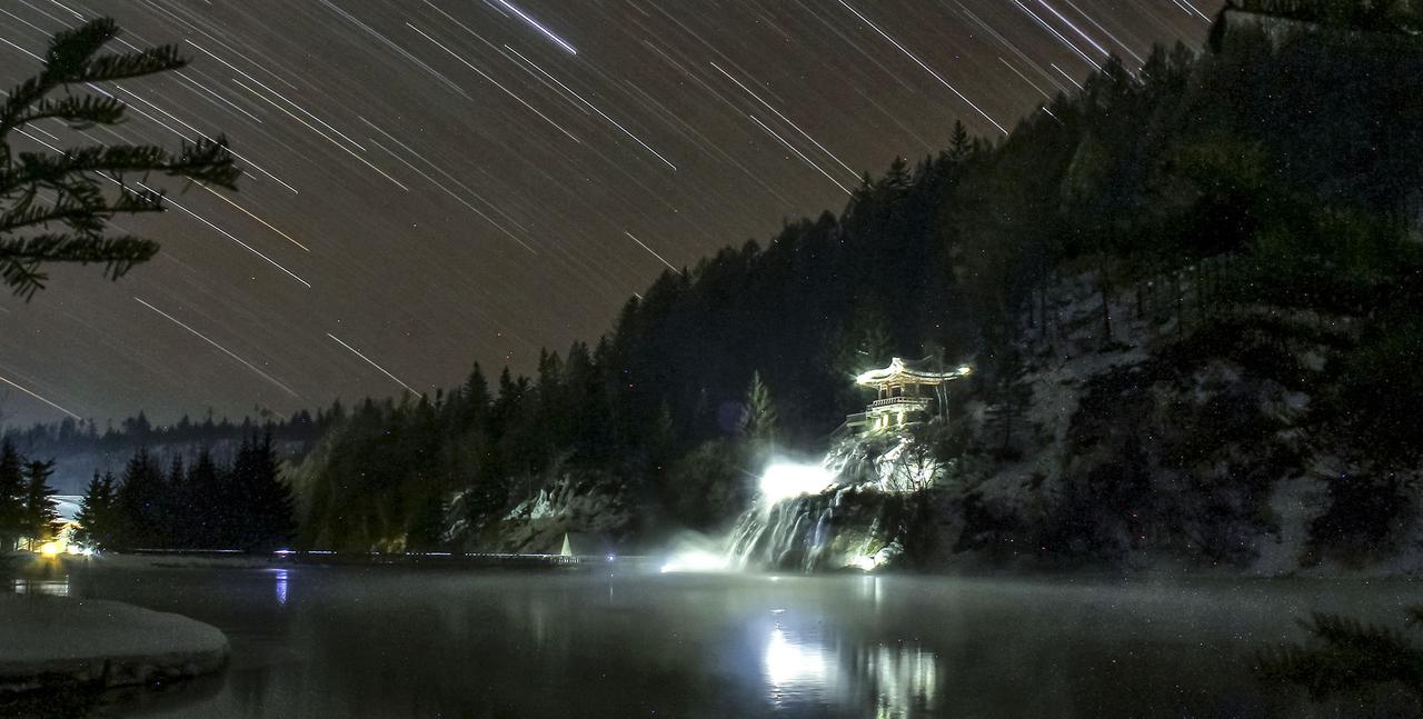 星汉灿烂的鲤明水之夜

以特 别 的自然景致而著 称 的朝 鲜 北部白 头 山地