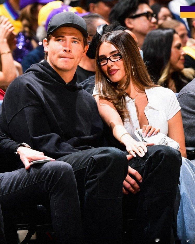 湖人将在今年季后赛期间新增场边座位，为球迷提供进入湖人最独家区域观赛的机会。在今