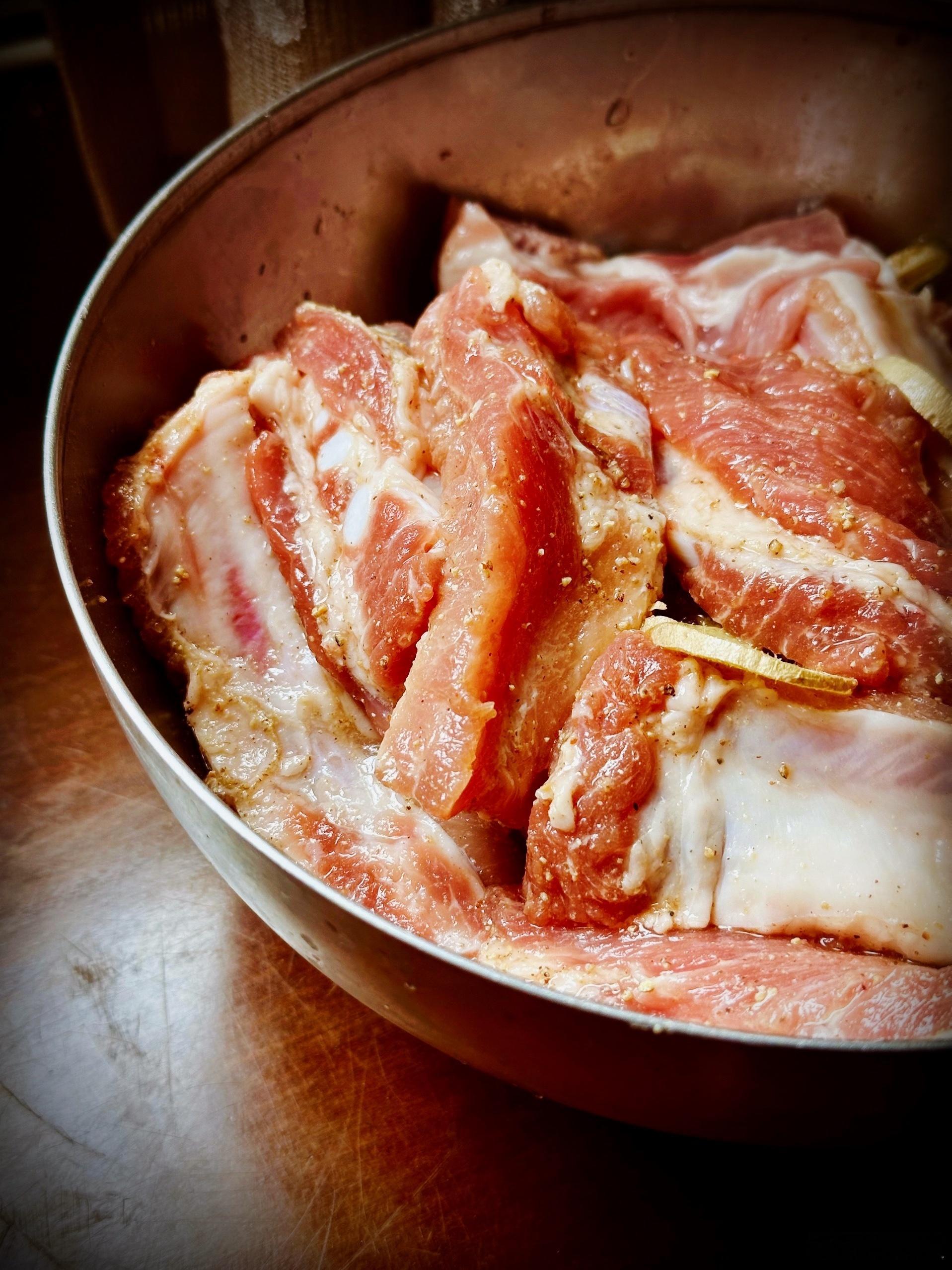 两斤肋排用肉骨茶料加盐酒姜腌一小时入味一下，再冲净笃排骨汤。肉的鲜香都出来了，又