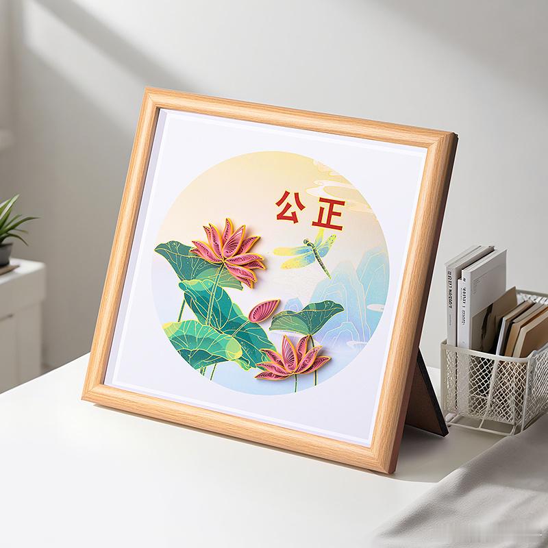 衍纸，又称盘纸或卷纸艺术，源自掐丝与花丝镶嵌技艺，它巧妙地运用卷曲、弯折等手法，