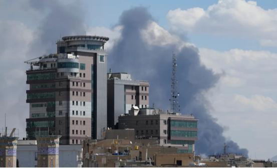 伊朗炸死37名美军官！疑似遭酒店工作人员出卖，现场救护车呼啸来往！
 
据法尔斯