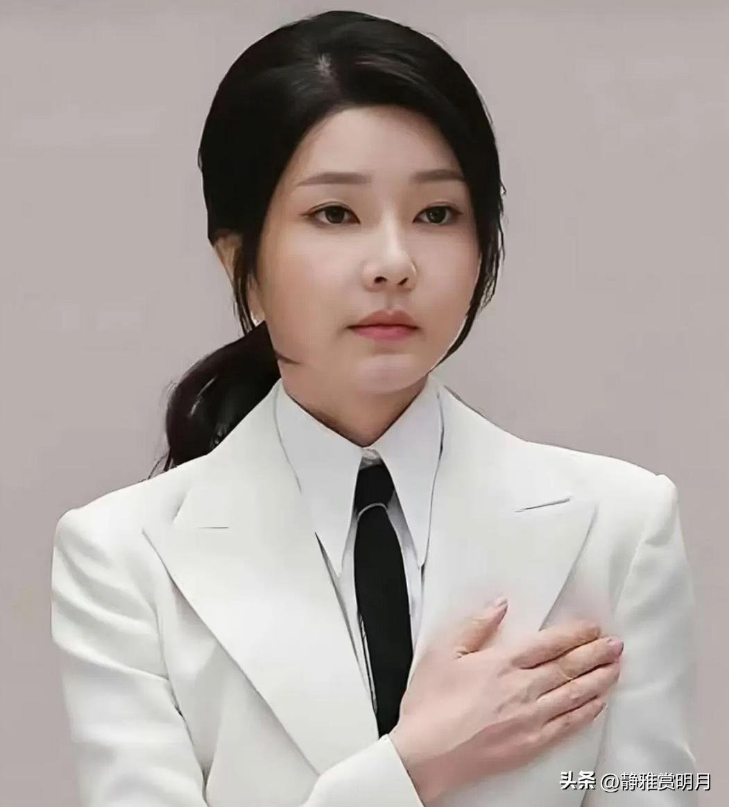 韩国前总统夫人消息！
2026年10月27日，韩国大法院签发追加逮捕令，金建希的