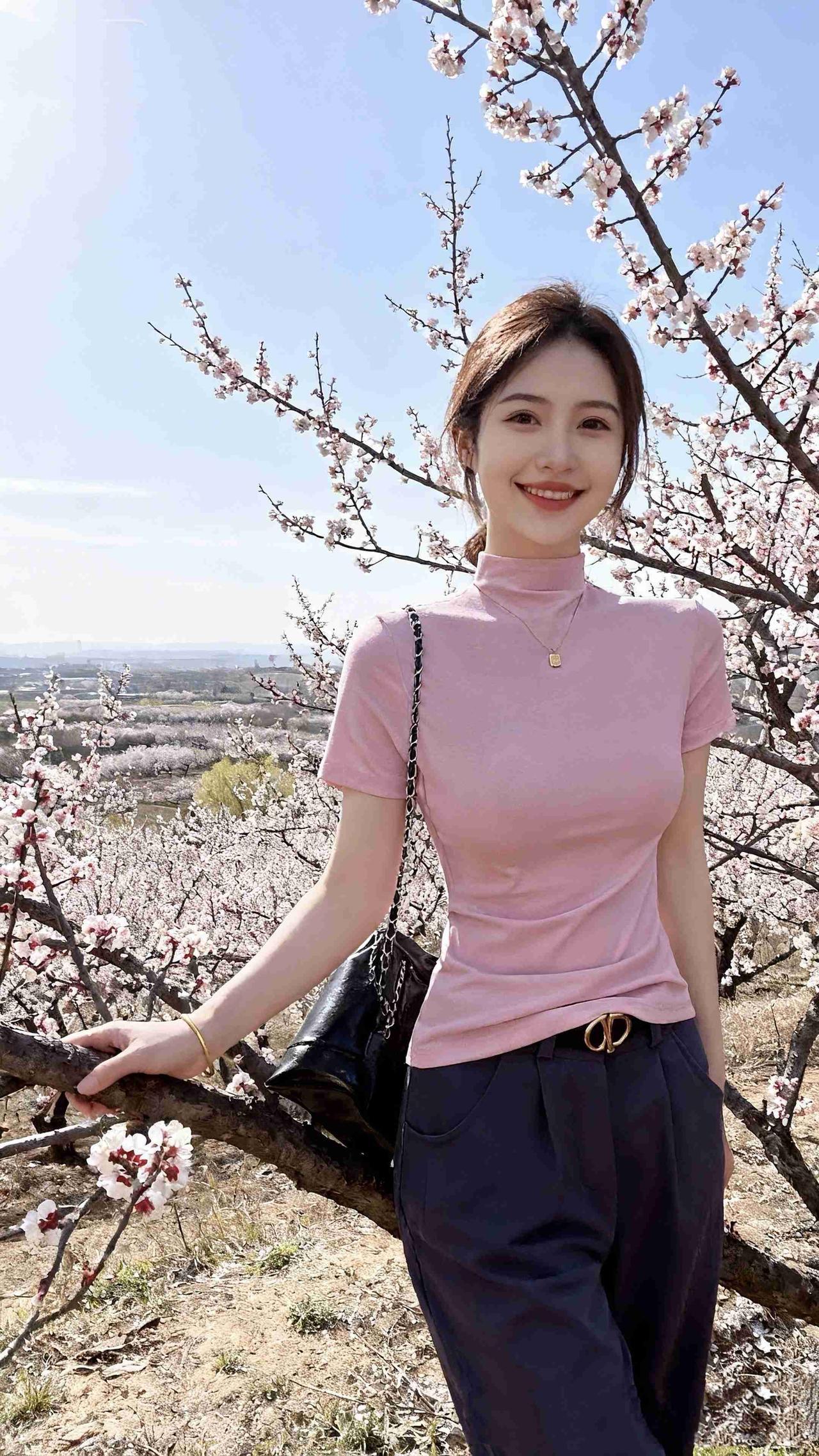 我的今日状态：😁轻松愉快
我这里的天气：☀️晴天
《花下闲行》
 
晴光铺野染