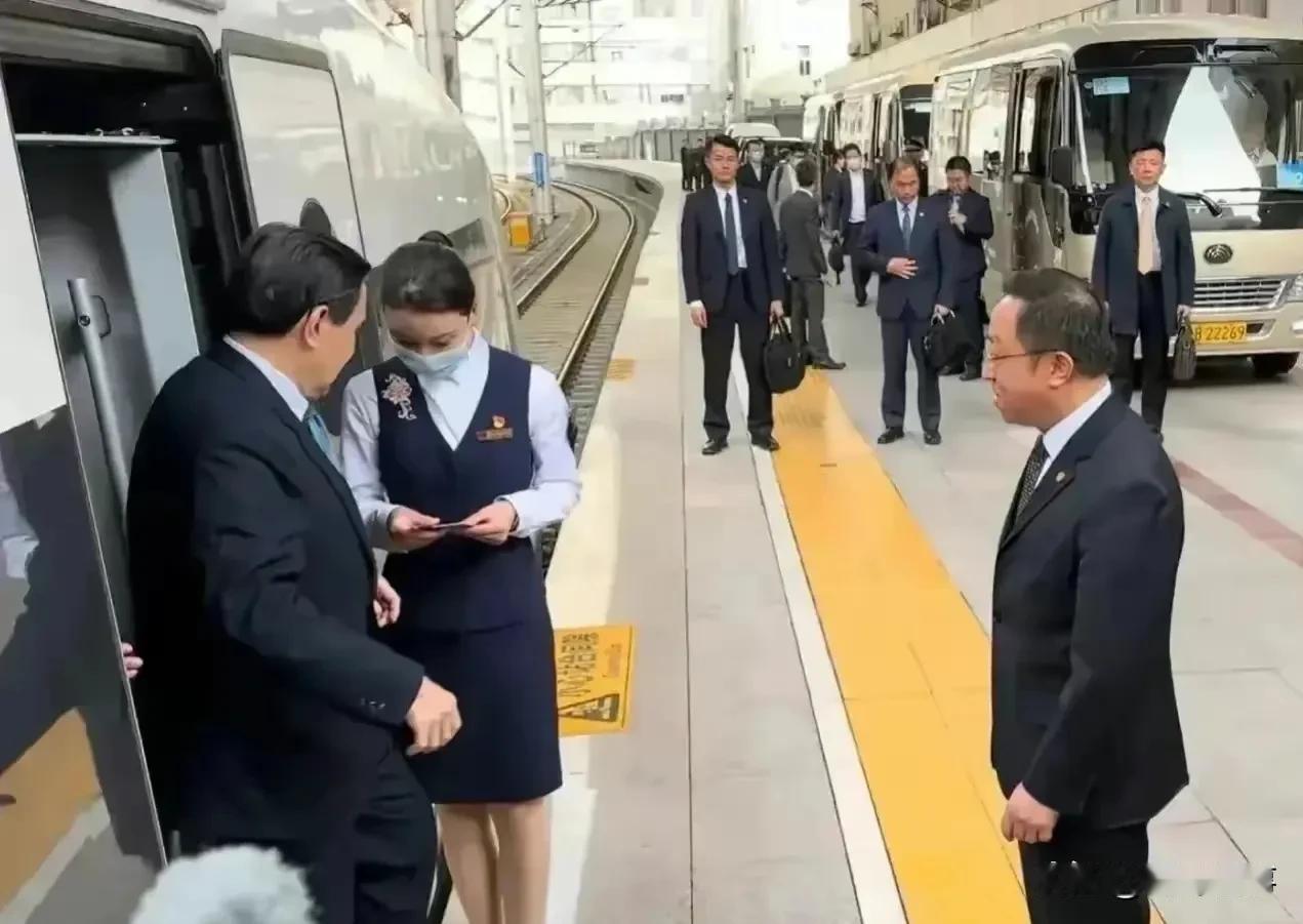 马英九乘坐和谐号从西安到北京，感受中国速度！         
    马英九率