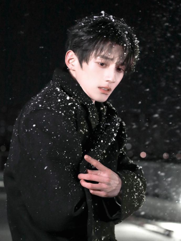 派酱安利 赖伟明破三万变装完全欧巴初雪＋黑色大衣＝氛围感！欧巴来着，帅哥多多穿黑