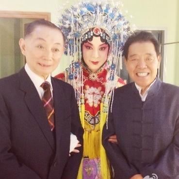 2013年，梅葆玖和单田芳，一张罕见的合影，中间穿戴梅派贵妃戏服、头面的是梅葆玖