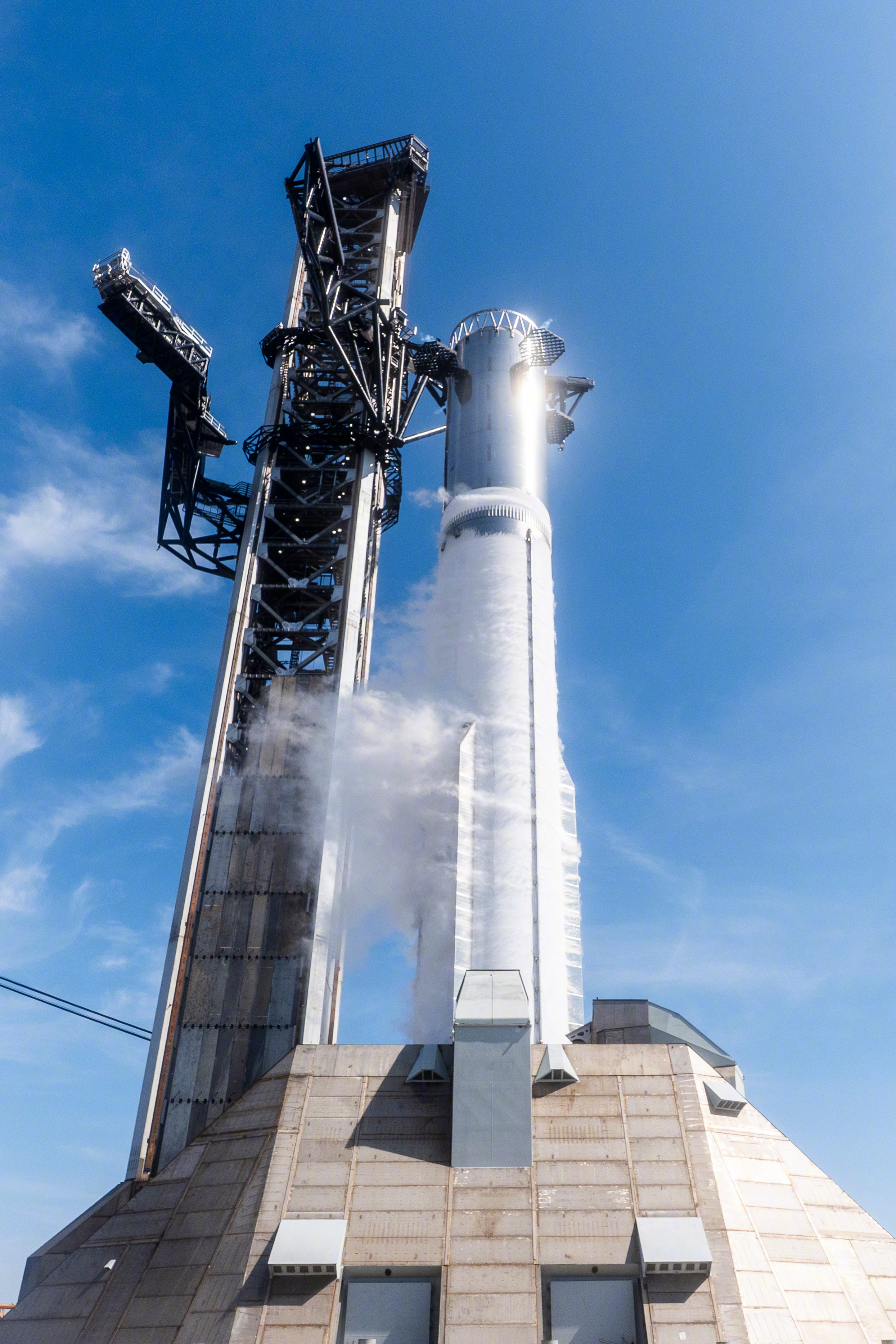 历经数天测试，星舰超重助推B19在2号发射台完成了激活测试，这是首次在V3版本的