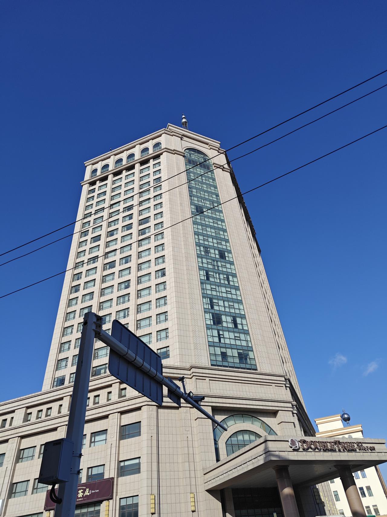 至于房价是否会全面上涨‌？我觉得一些热点区域和楼市难免会出现小幅回升，但整体来说